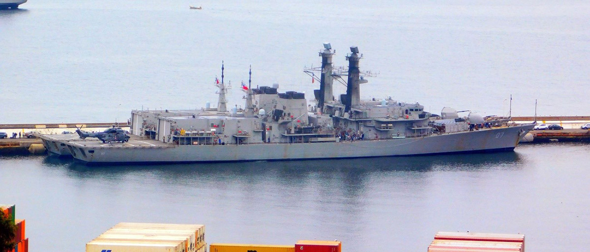 Fragata FF-07 “Lynch” abarloada a la fragata FF-06 “Condell” luego de su regreso de Rimpac 2022 (foto Ramsesverde)